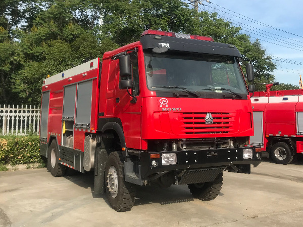 重汽四驅(qū)遠程供水管線車